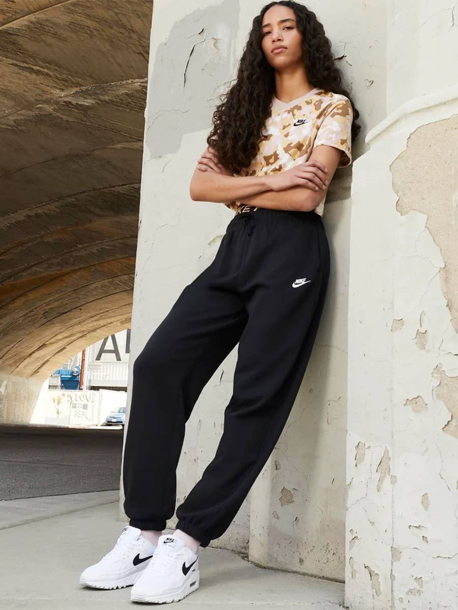 Casual Black Sweatpants with Graphic T-Shirt and Logo Detail Casual Black Sweatpants with Graphic T-Shirt and Logo Detail โ Sweatpants Outfits