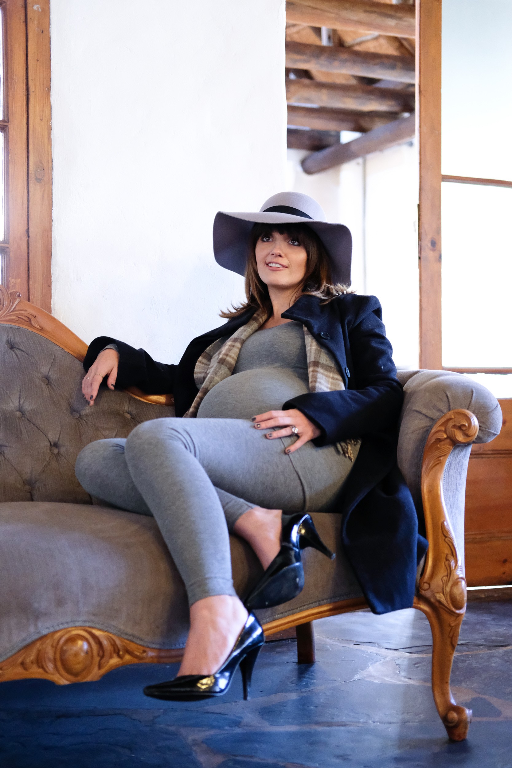 Grey Fitted Leggings with Long Coat and Hat Grey Fitted Leggings with Long Coat and Hat β Winter Maternity Outfits