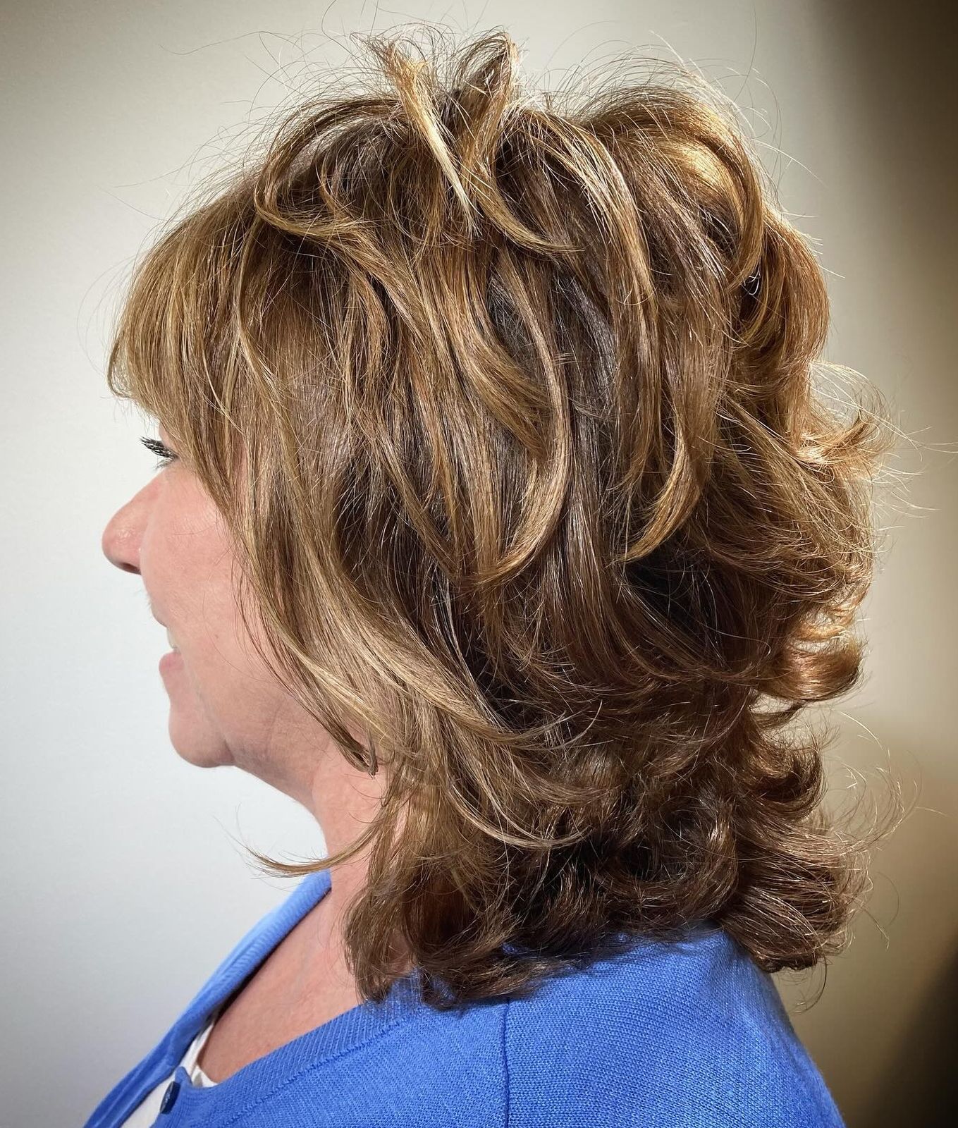 Shoulder-Length Shag With Caramel Highlights Shoulder-Length Shag With Caramel Highlights β Winter Hair Colors for Plus Size Women