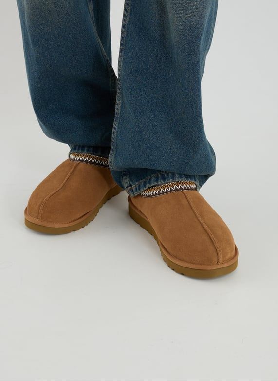 Relaxed Fit Jeans with Tan Ugg Slippers and Decorative Trim Relaxed Fit Jeans with Tan Ugg Slippers and Decorative Trim β Ugg Slippers Outfits