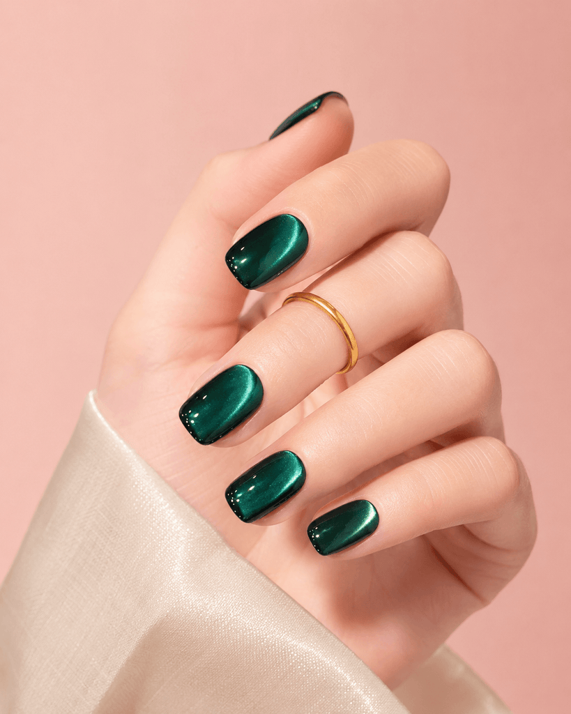Cat-Eye Effect Visual Idea — Emerald Green Nails