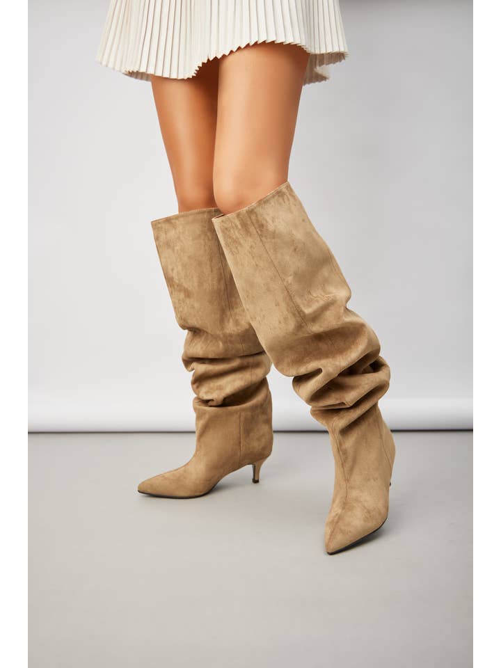 Pleated Mini Skirt and Beige Slouchy Boots Pleated Mini Skirt and Beige Slouchy Boots β Slouchy Boots Outfits