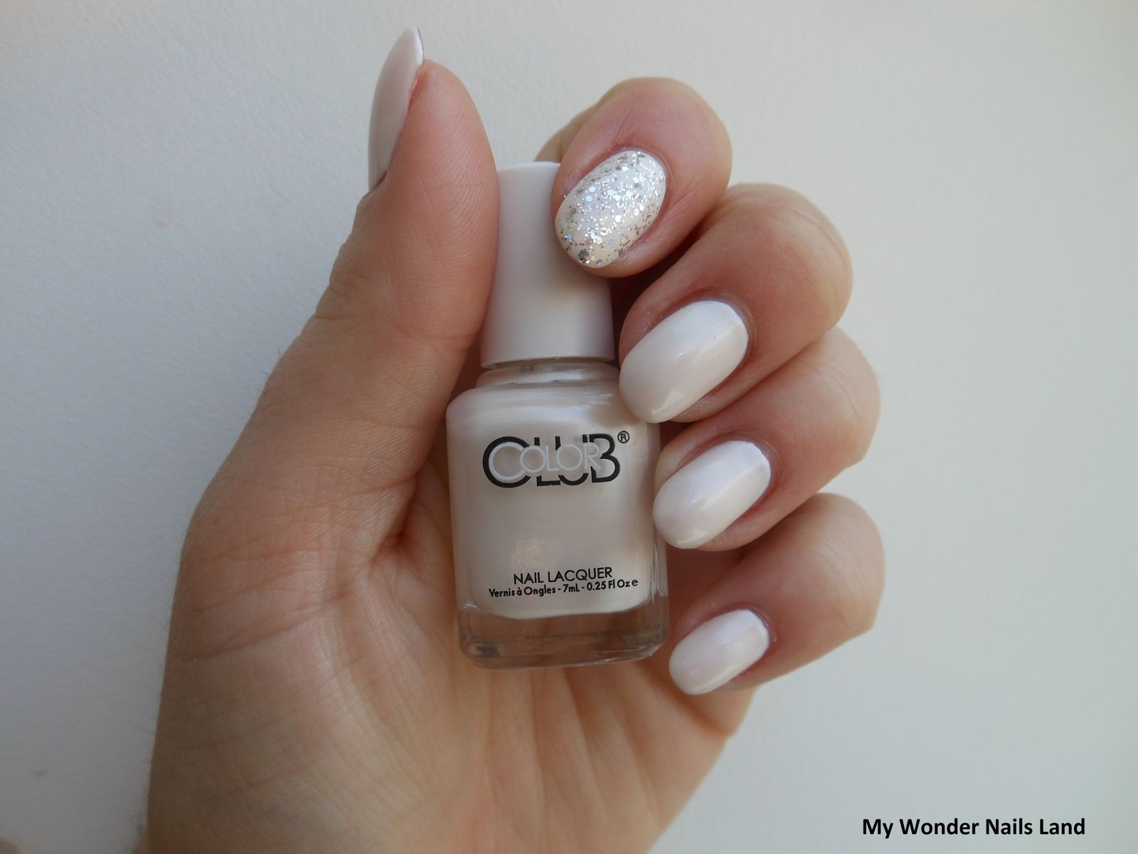 Glossy Glitter Visual Idea Glossy Glitter Visual Idea β Winter White Nails