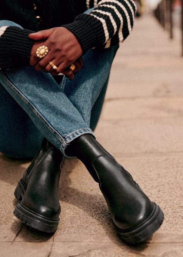 Casual Cool: Chunky Boots with Denim and Rings Casual Cool: Chunky Boots with Denim and Rings β Chelsea Boots Outfits