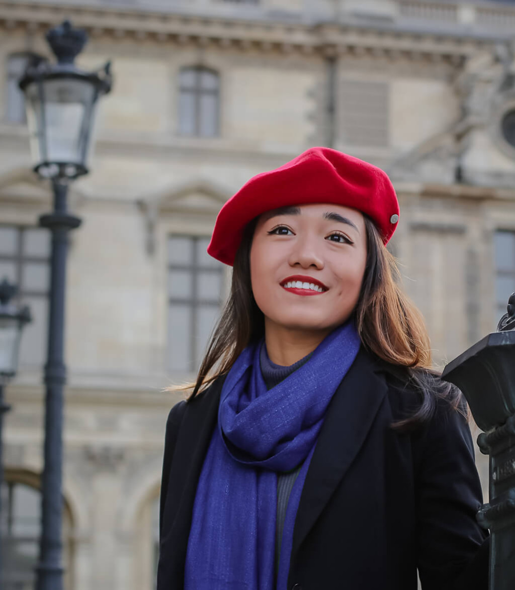 Red Wool Beret with Grey Turtleneck, Black Coat, and Blue Scarf Red Wool Beret with Grey Turtleneck, Black Coat, and Blue Scarf β Beret Outfits
