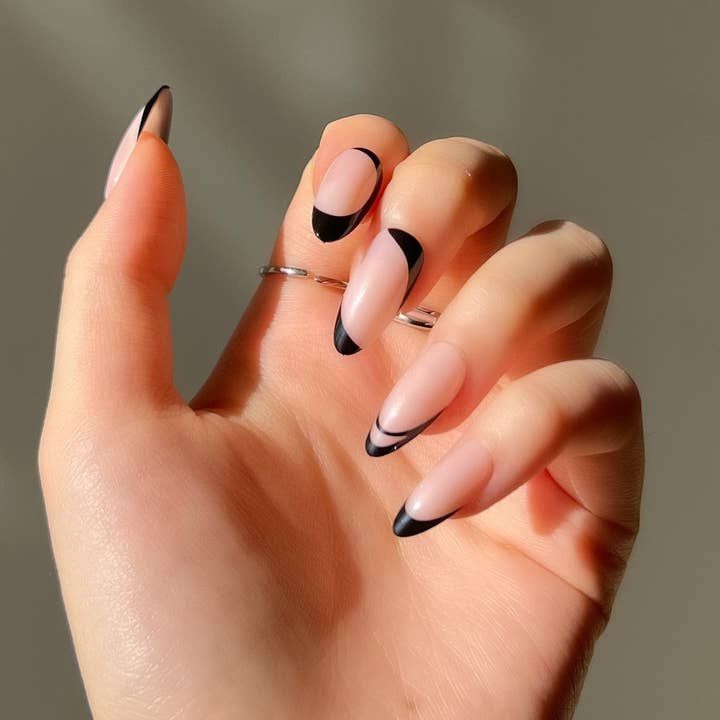 Black French Tips Subtle Glitter Accent Visual Idea Black French Tips Subtle Glitter Accent Visual Idea β Baddie Winter Nails