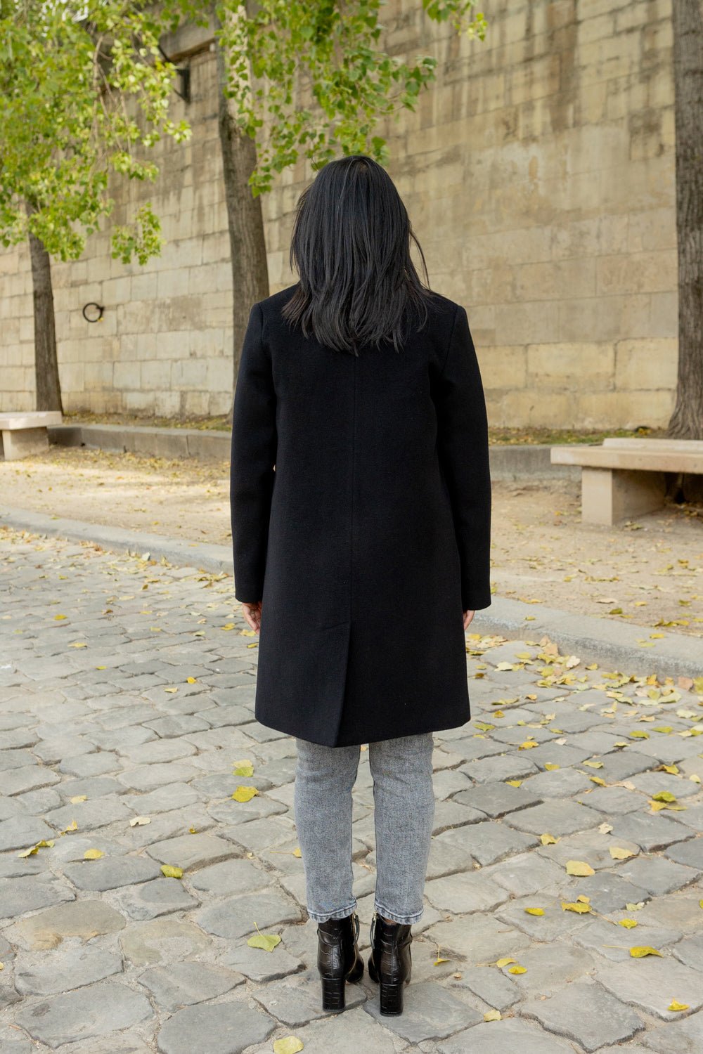 Knee-Length Black Wool Coat Over Slim Grey Jeans Knee-Length Black Wool Coat Over Slim Grey Jeans β Black Coat Outfits