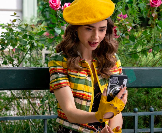 Playful Yellow Beret and Fingerless Gloves with a Plaid Jacket Playful Yellow Beret and Fingerless Gloves with a Plaid Jacket β Beret Outfits