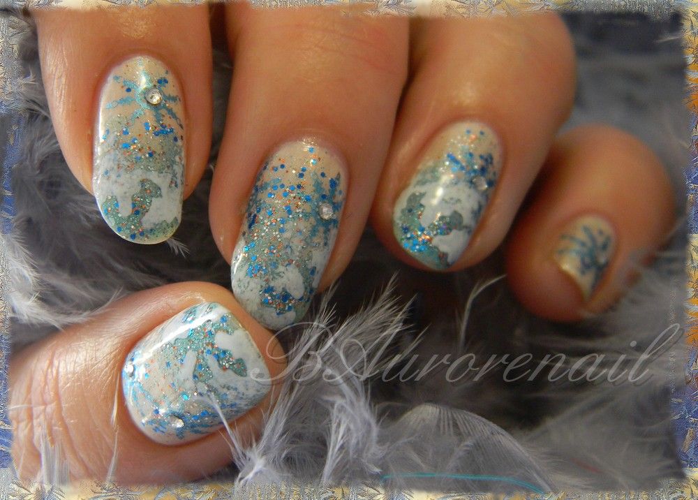 One Hand Close-Up Visual Idea One Hand Close-Up Visual Idea β Snowflake Nails