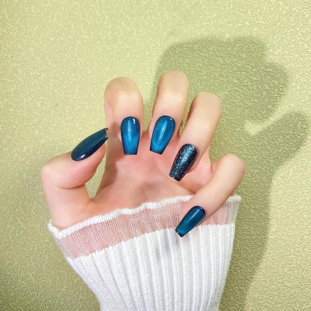 Cat-Eye Glitter Visual Idea Cat-Eye Glitter Visual Idea โ Winter Blue Nails