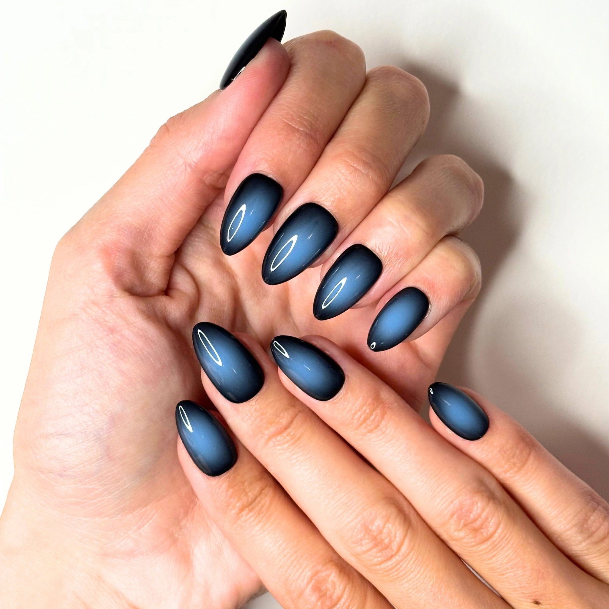 Cat-Eye Glossy Visual Idea Cat-Eye Glossy Visual Idea โ Short Winter Almond Nails