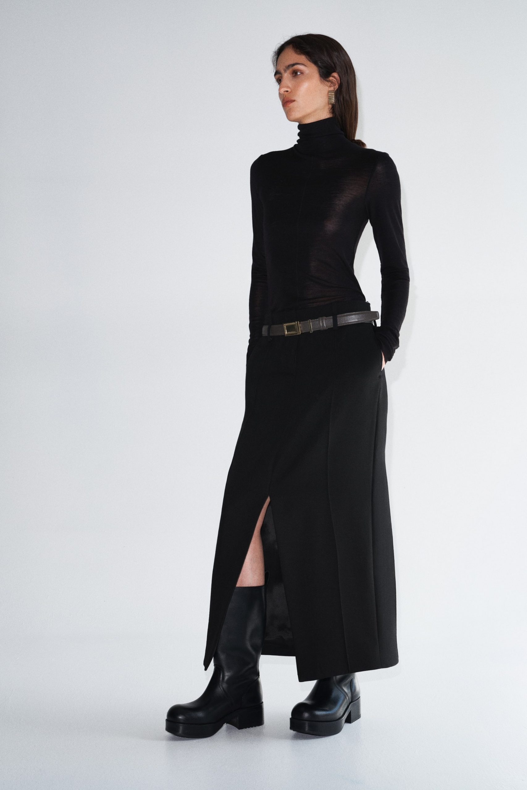 Modern Silhouette: Platform Boots with Long Skirt Modern Silhouette: Platform Boots with Long Skirt β Black Boots Outfits