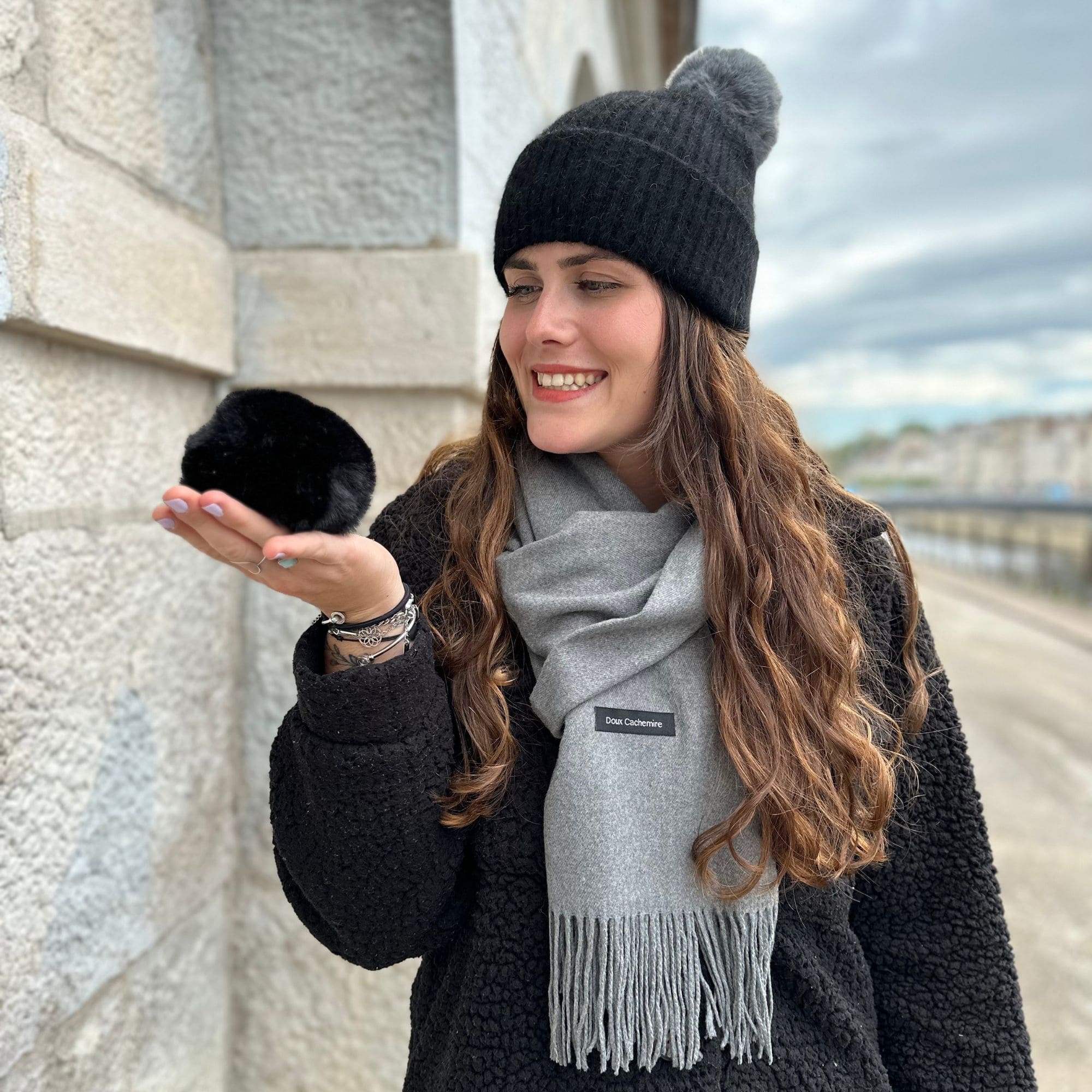 Black Beanie with Grey Pompom and Scarf Black Beanie with Grey Pompom and Scarf β Beanie Outfits
