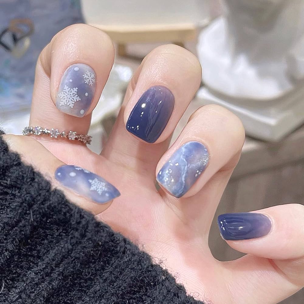 Winter Gradient Nails with Snowflakes Winter Gradient Nails with Snowflakes β Winter Square Nails