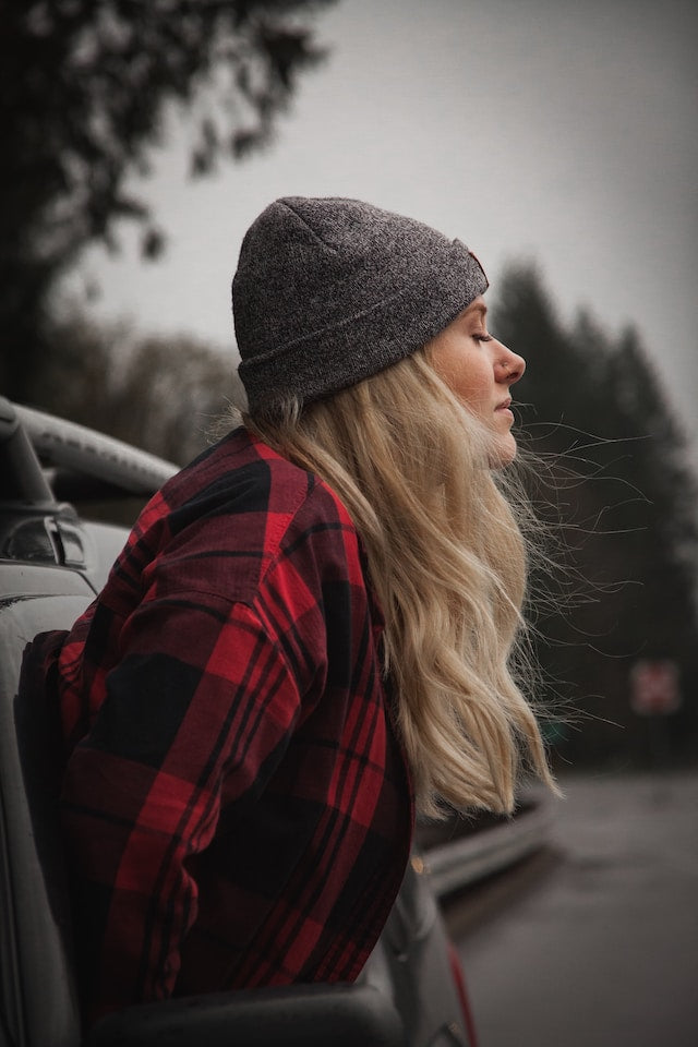 Speckled Beanie with a Plaid Shirt Speckled Beanie with a Plaid Shirt β Beanie Outfits