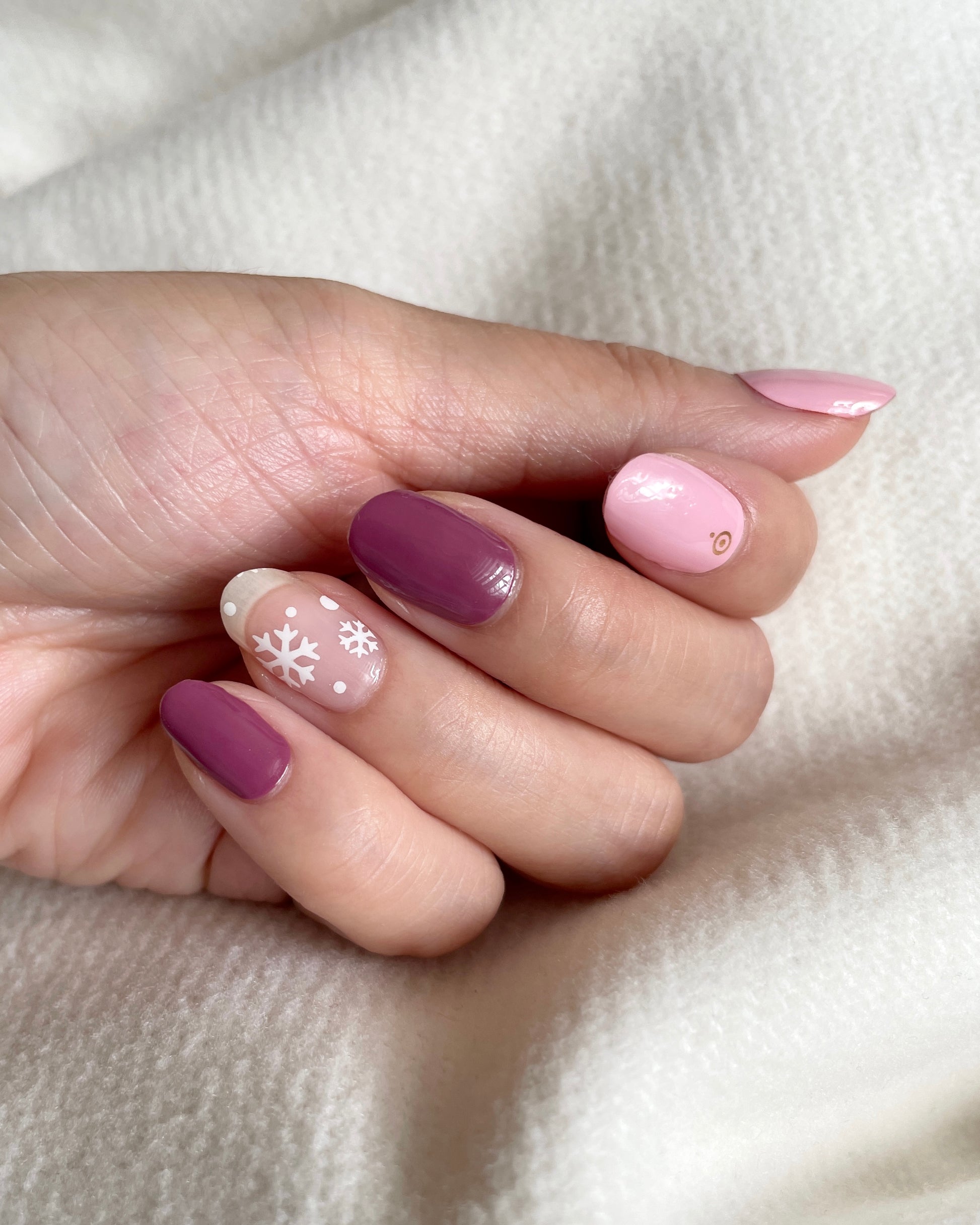 Short Oval Mauve Pink Snowflakes Short Oval Mauve Pink Snowflakes β Winter Pink Nails