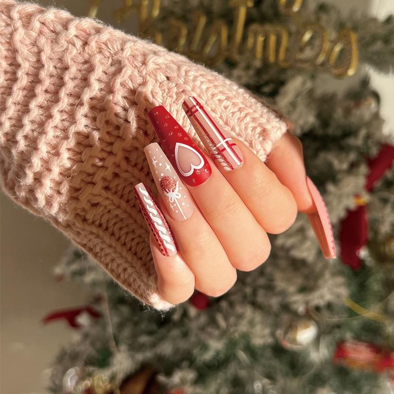 Festive Christmas Coffin Nails Festive Christmas Coffin Nails β Winter Nails for Teens