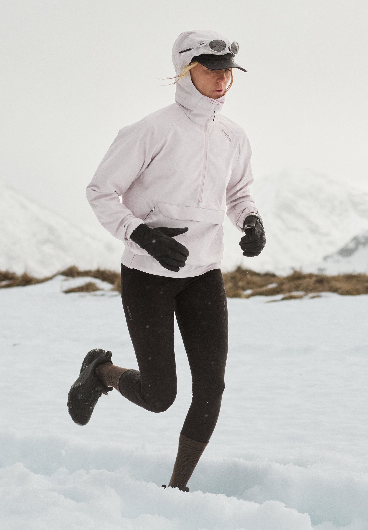 Water-Resistant Pink Jacket with Goggles for Snowy Runs — Winter Workout Outfits
