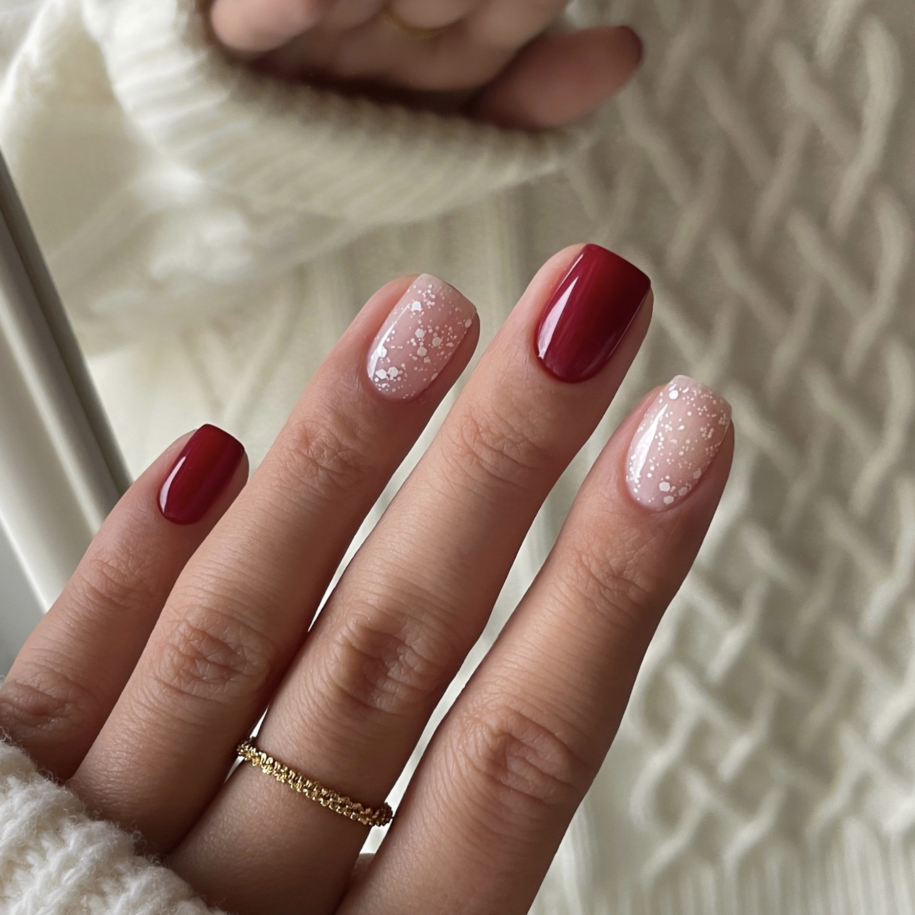 Deep Red Speckled Accent Nails Deep Red Speckled Accent Nails β Winter Nails