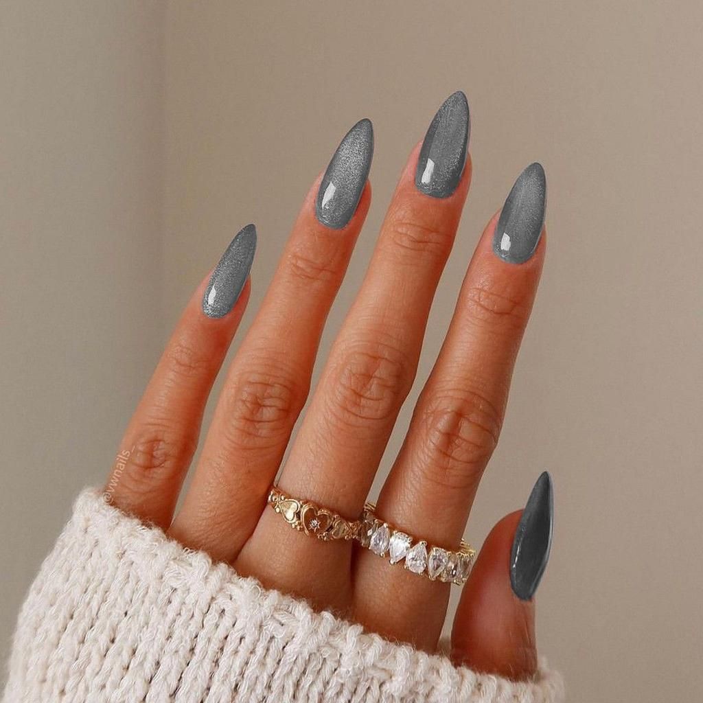 Star-Shaped Glitter Visual Idea Star-Shaped Glitter Visual Idea โ Winter Cat Eye Nails