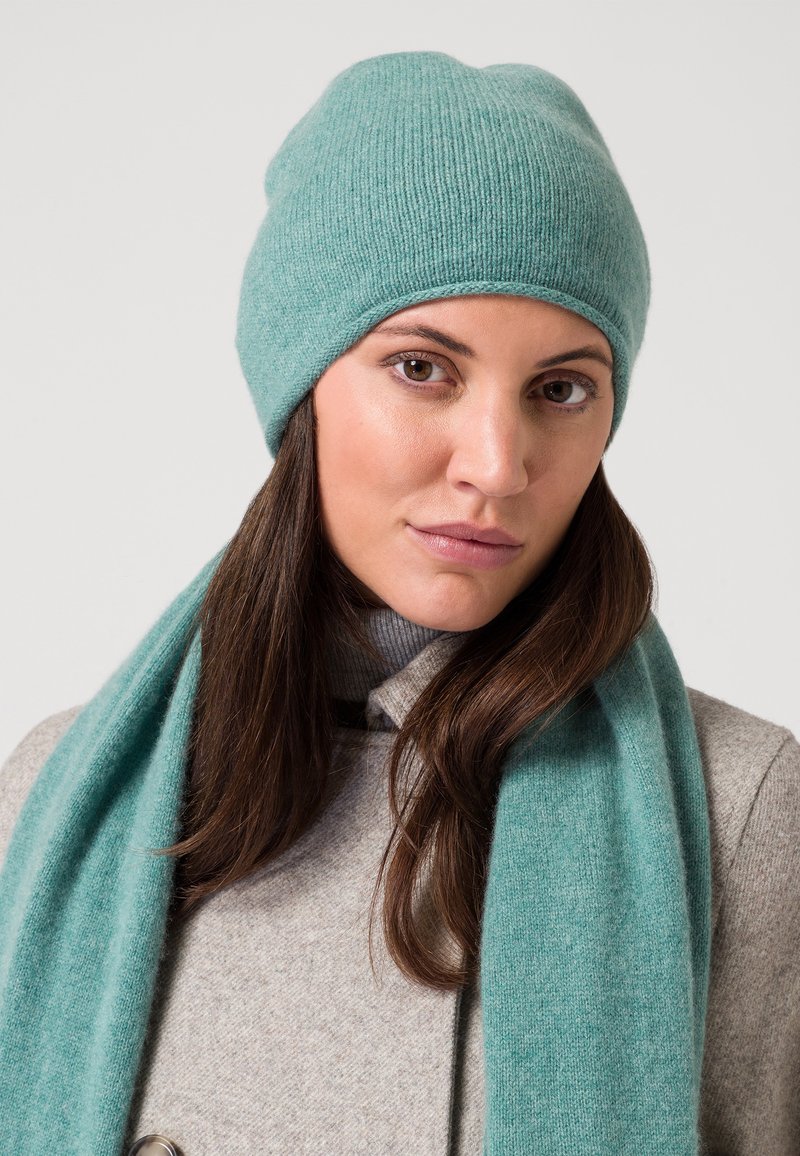 Teal Beanie and Scarf Set with Beige Coat Teal Beanie and Scarf Set with Beige Coat β Beanie Outfits