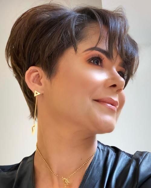 Sleek Rounded Pixie With Blunt Bangs — Winter Haircuts for Oval Faces
