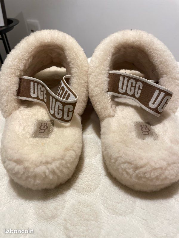 Casual Cream Shearling UGG Slippers with Brown Logo Strap Casual Cream Shearling UGG Slippers with Brown Logo Strap β Ugg Slippers Outfits