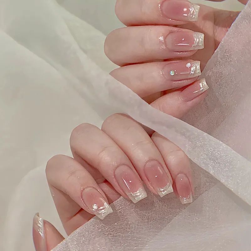 Winter Festive Visual Idea Winter Festive Visual Idea β Winter French Tip Nails