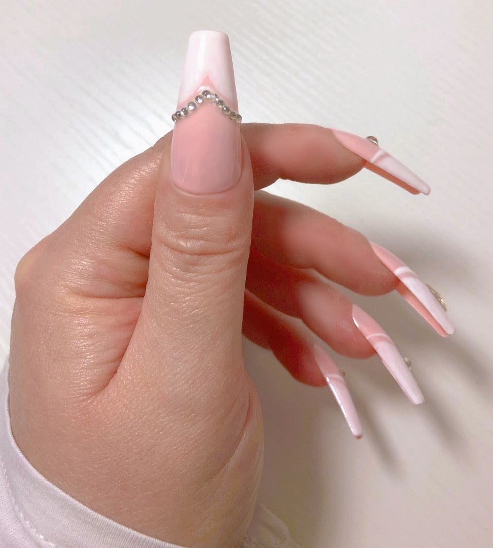 Visual Idea β The Base Color Is Pale Pink Visual Idea β The Base Color Is Pale Pink β Winter Rhinestone Nails
