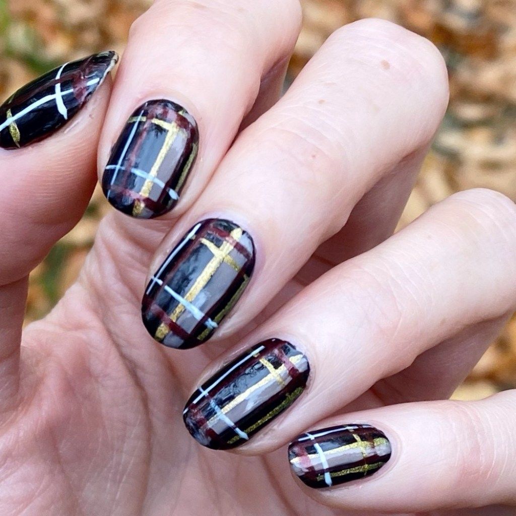 Glossy Visual Idea Glossy Visual Idea β Winter Plaid Nails