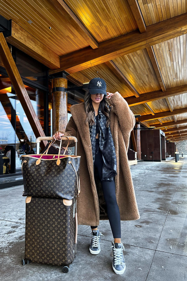 Teddy Coat for a Cozy and Practical Travel Look — Winter Travel Outfits