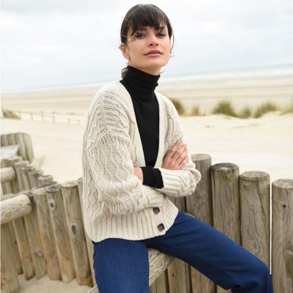 Cardigan col V + pull col roulé noir + jean bleu = le bon look - Taaora - Blog Mode, Tendances, Looks