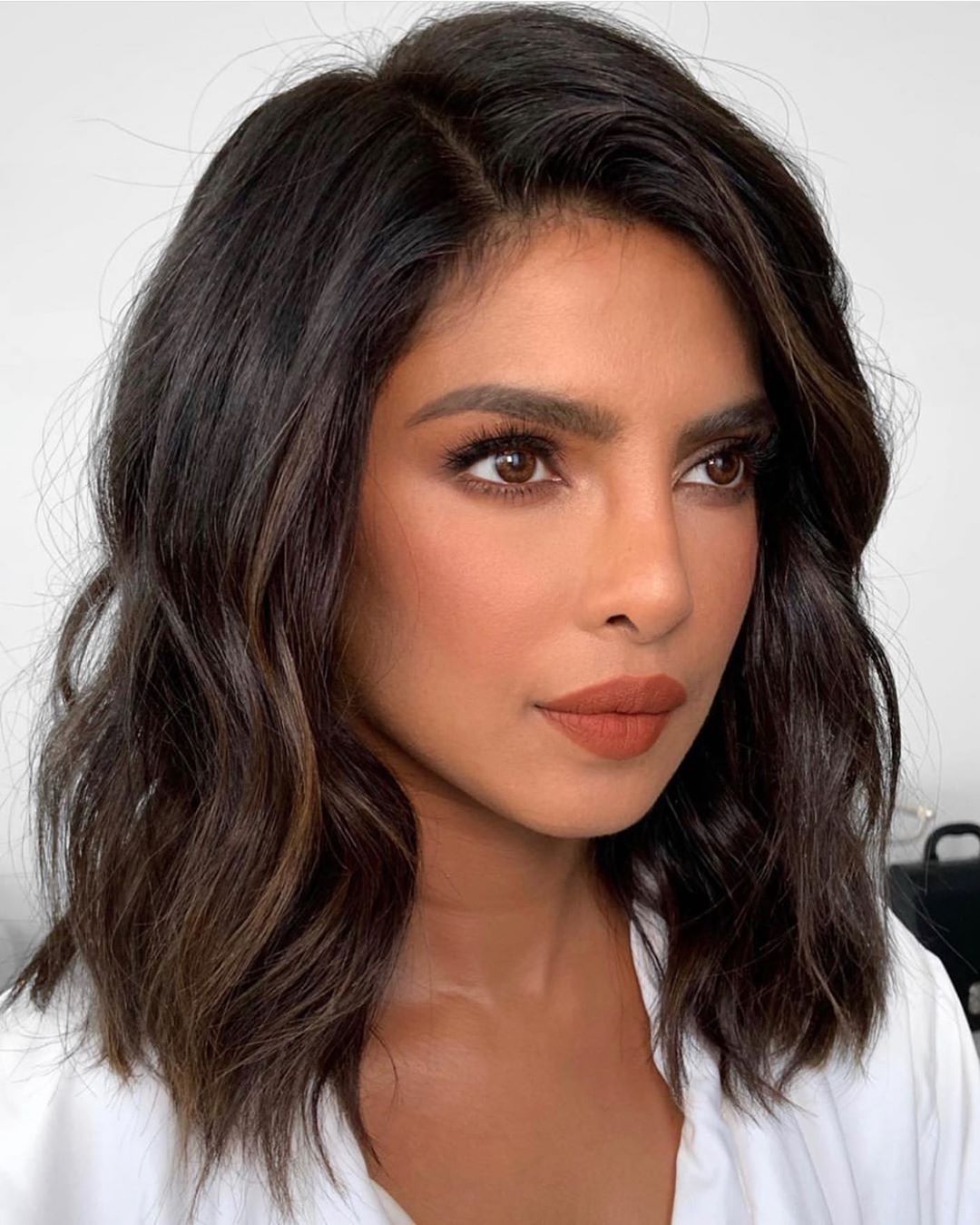 Wavy Collarbone Lob With Subtle Highlights — Winter Haircuts for Oval Faces
