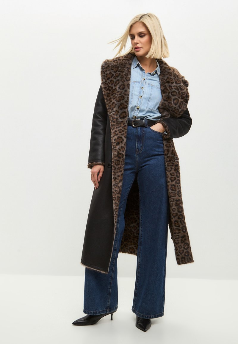 Leopard Coat with Denim Shirt and Wide-Leg Jeans — Leopard Coat Outfits