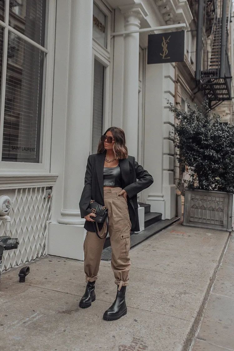 Streetwear Statement: Chunky Boots with Cargo Pants Streetwear Statement: Chunky Boots with Cargo Pants β Chelsea Boots Outfits