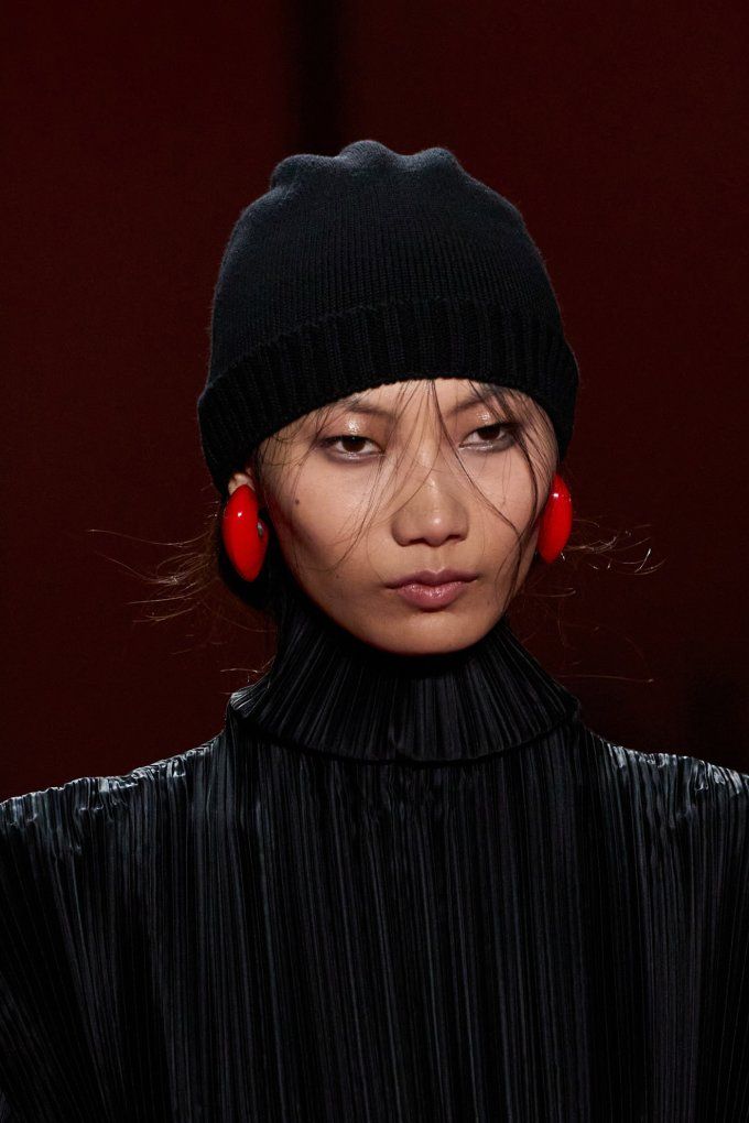 Shoulder-Length Blowout with Beanie Shoulder-Length Blowout with Beanie β Winter Hat Hairstyles