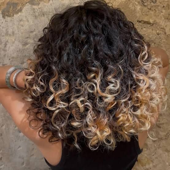 Collarbone Bob With Blonde Highlights — Winter Hairstyles for Curly Hair