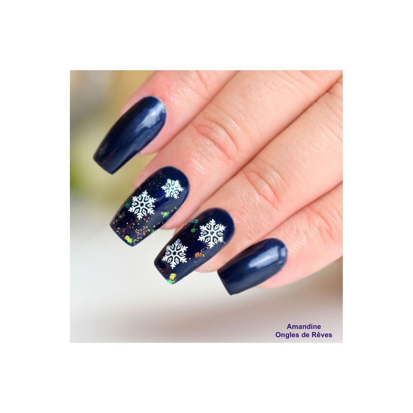 White Snowflakes On Accent Nails Visual Idea White Snowflakes On Accent Nails Visual Idea β Snowflake Nails