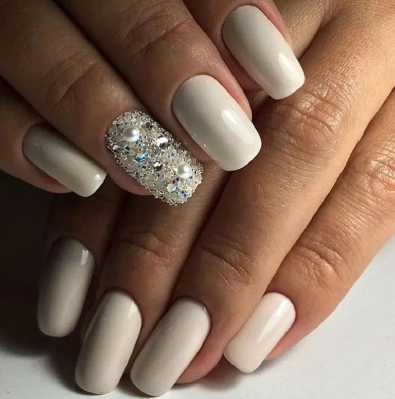 Glossy Glitter Visual Idea Glossy Glitter Visual Idea β Winter Wedding Guest Nails