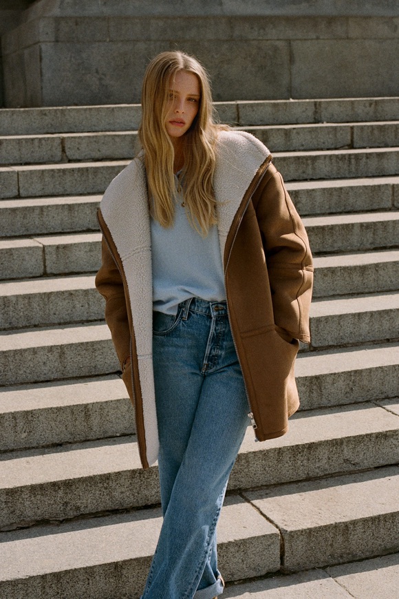 Oversized Brown Shearling Coat with Jeans and Chunky Boots Oversized Brown Shearling Coat with Jeans and Chunky Boots โ Shearling Coat Outfits