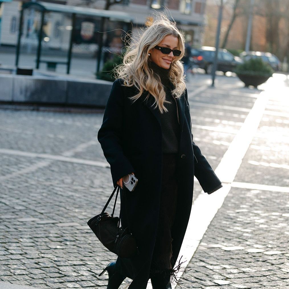 Monochromatic Black Ensemble with a Long Wool Coat Monochromatic Black Ensemble with a Long Wool Coat β Black Coat Outfits
