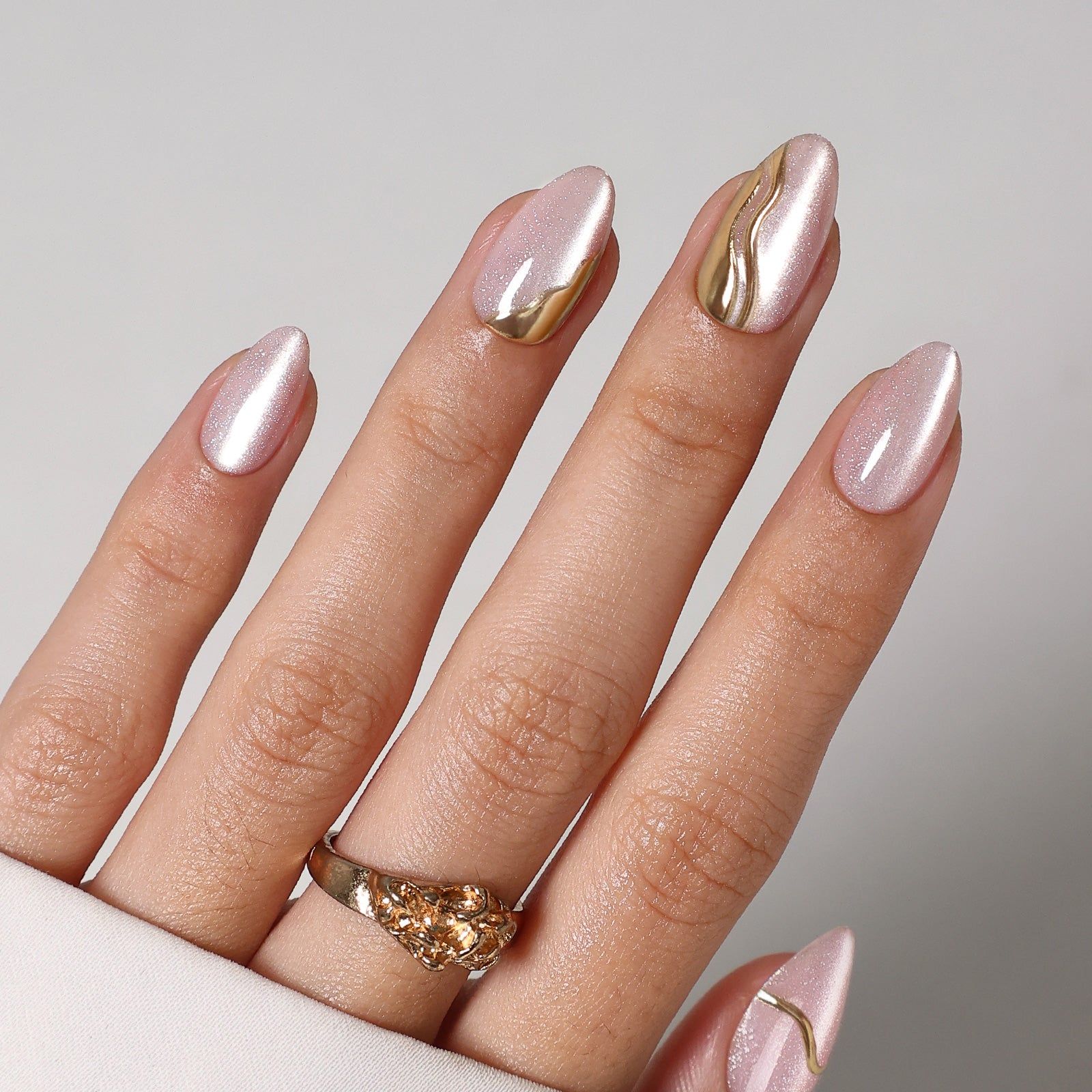 Visual Idea β Soft Lighting Illuminates The Design Visual Idea β Soft Lighting Illuminates The Design β Winter Champagne Nails