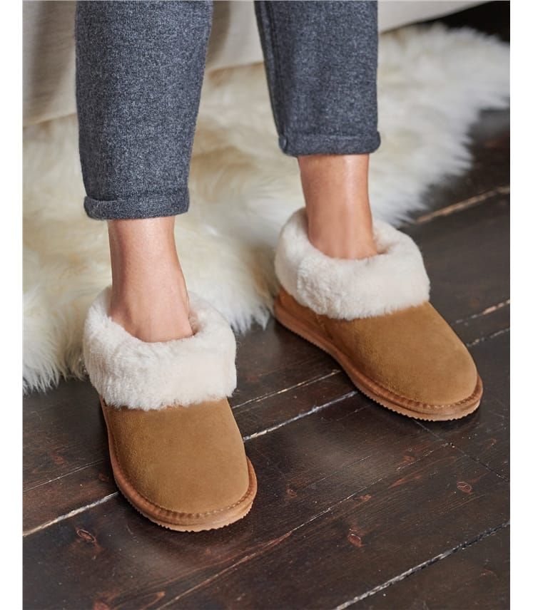 Grey Trousers with Tan Suede Slippers and White Shearling Grey Trousers with Tan Suede Slippers and White Shearling β Ugg Slippers Outfits