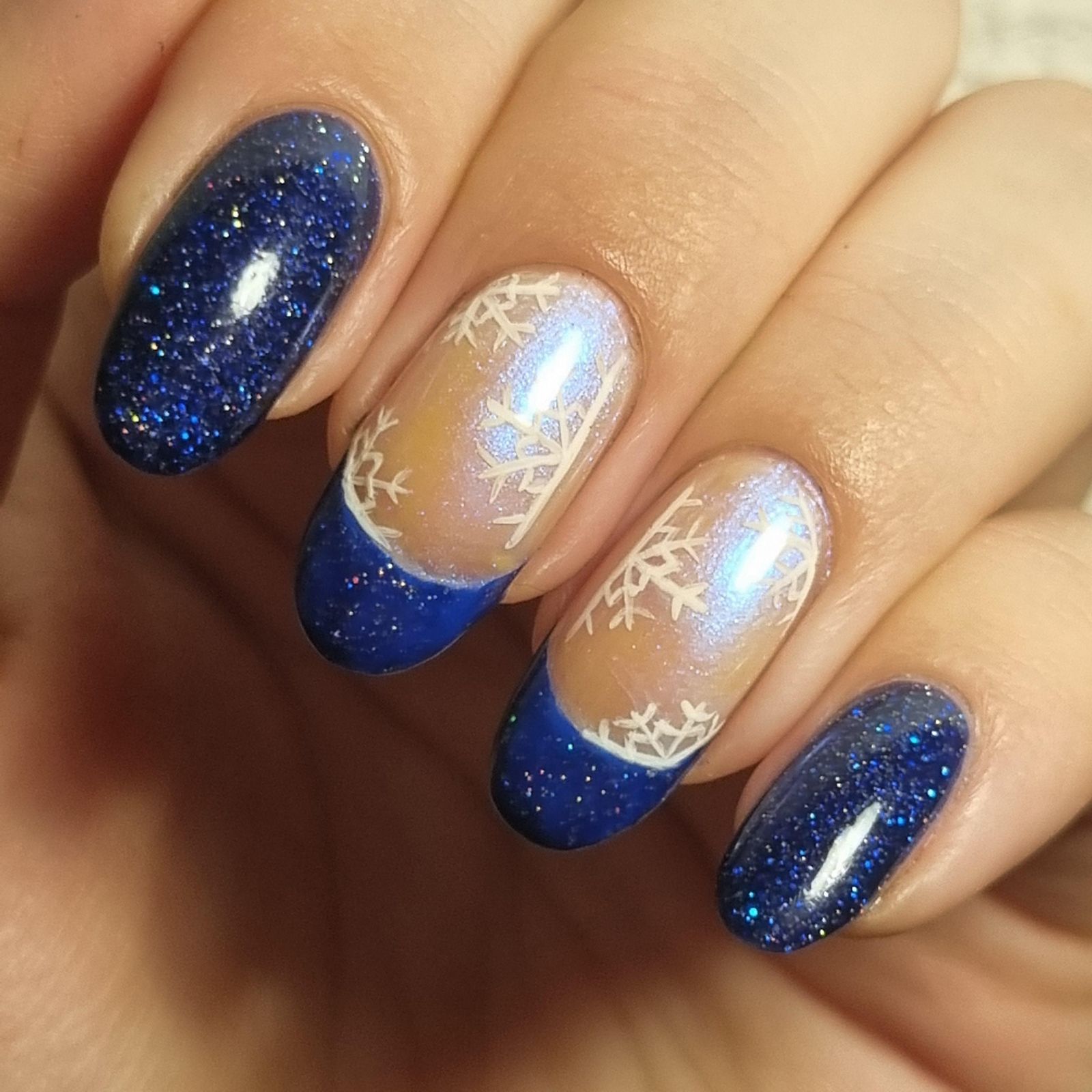 Snowflake Motif On Accent Nails Visual Idea Snowflake Motif On Accent Nails Visual Idea β Winter Acrylic Nails