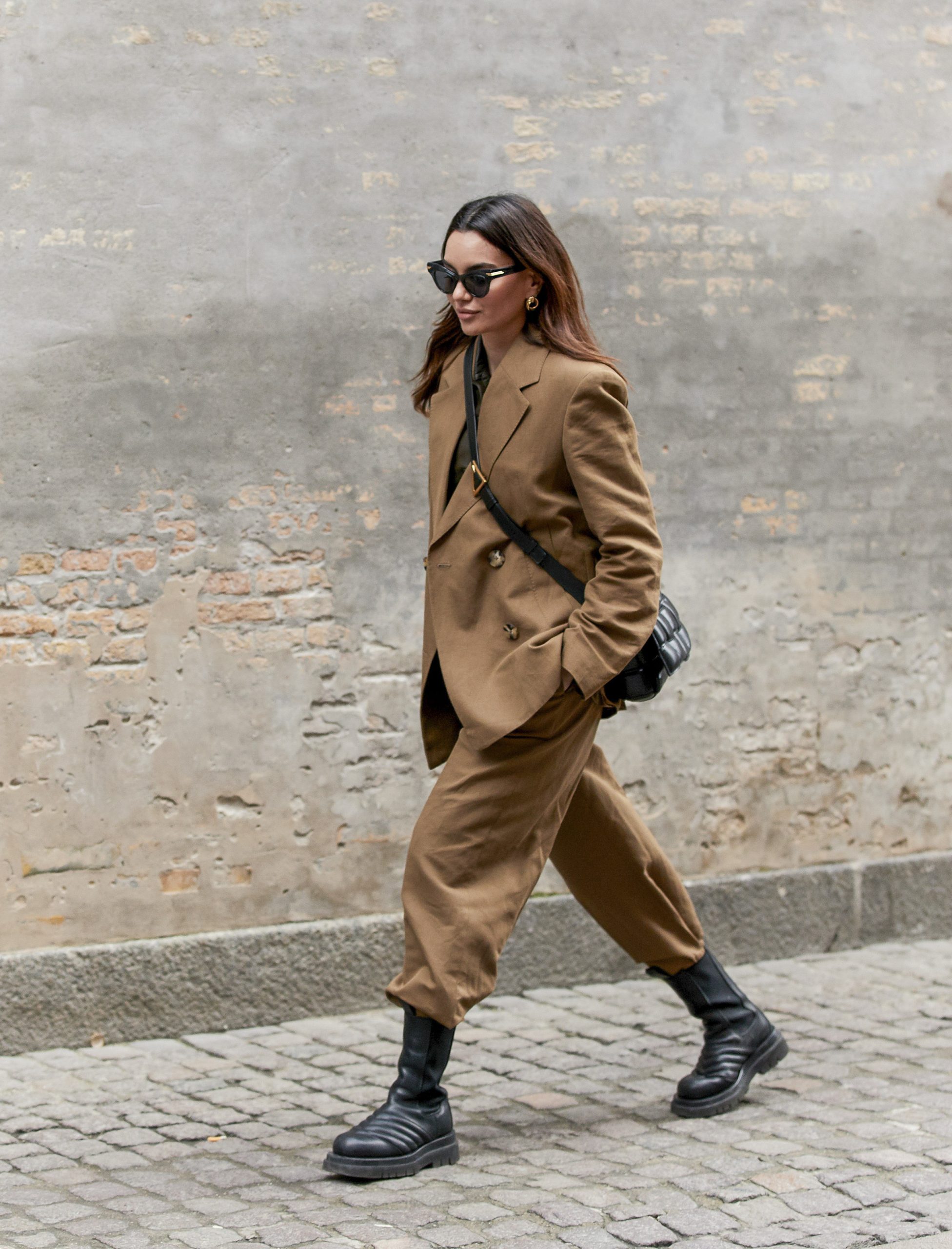 Chunky Sole Boots with an Oversized Blazer Chunky Sole Boots with an Oversized Blazer β Ankle Boots Outfits