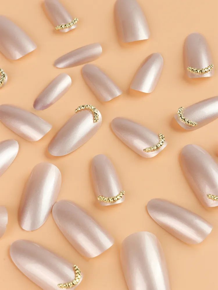 Visual Idea β Close-Up Take Visual Idea β Close-Up Take β Winter Champagne Nails