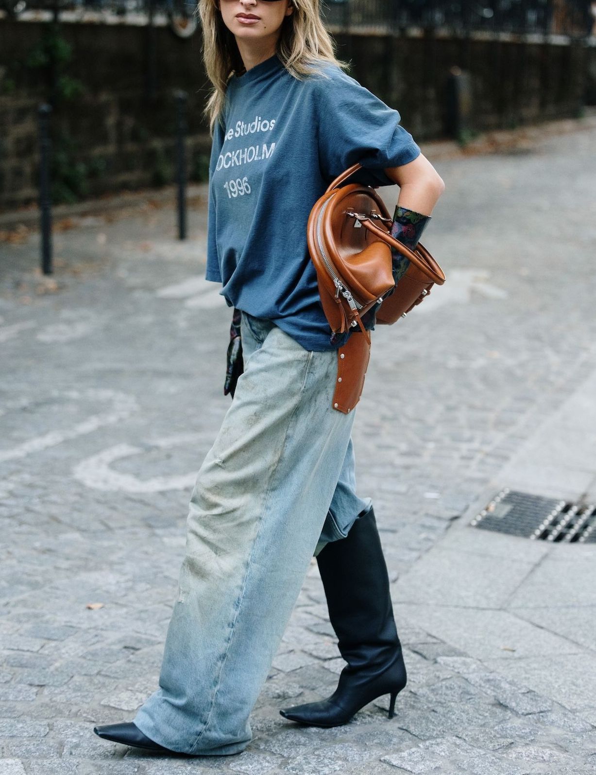 Baggy Jeans and Oversized Tee with Black Leather Boots Baggy Jeans and Oversized Tee with Black Leather Boots β Slouchy Boots Outfits