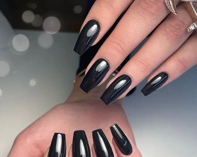 High Gloss Visual Idea — Winter Black Nails