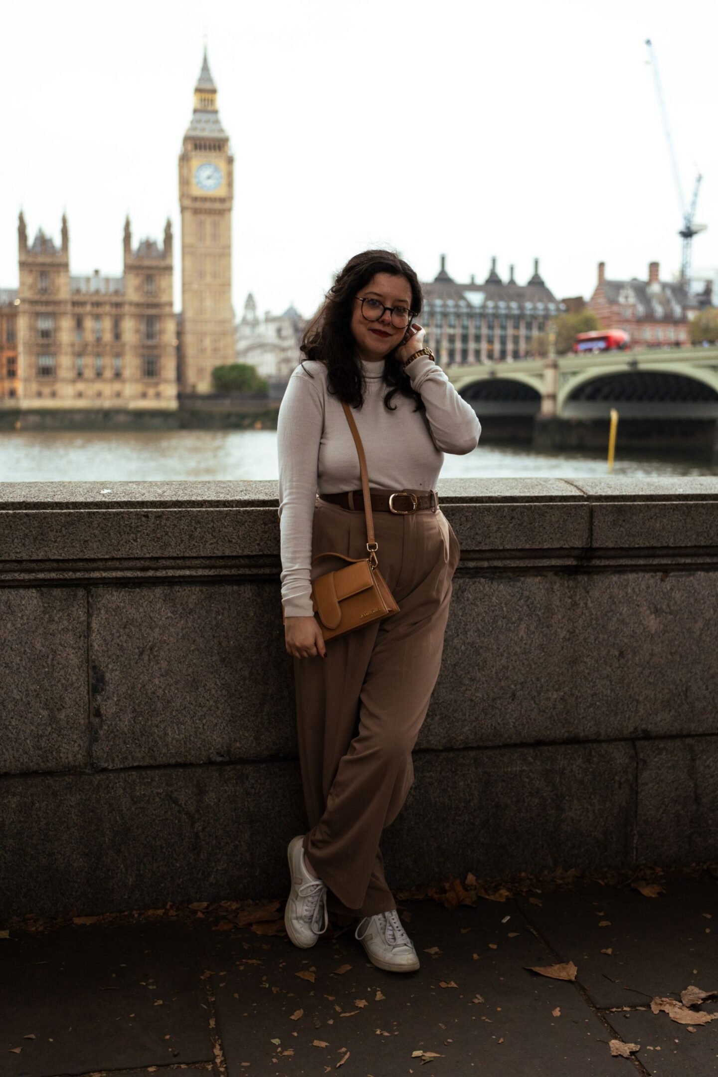 Relaxed Beige Trousers Paired with Cream Turtleneck Relaxed Beige Trousers Paired with Cream Turtleneck β London Winter Outfits