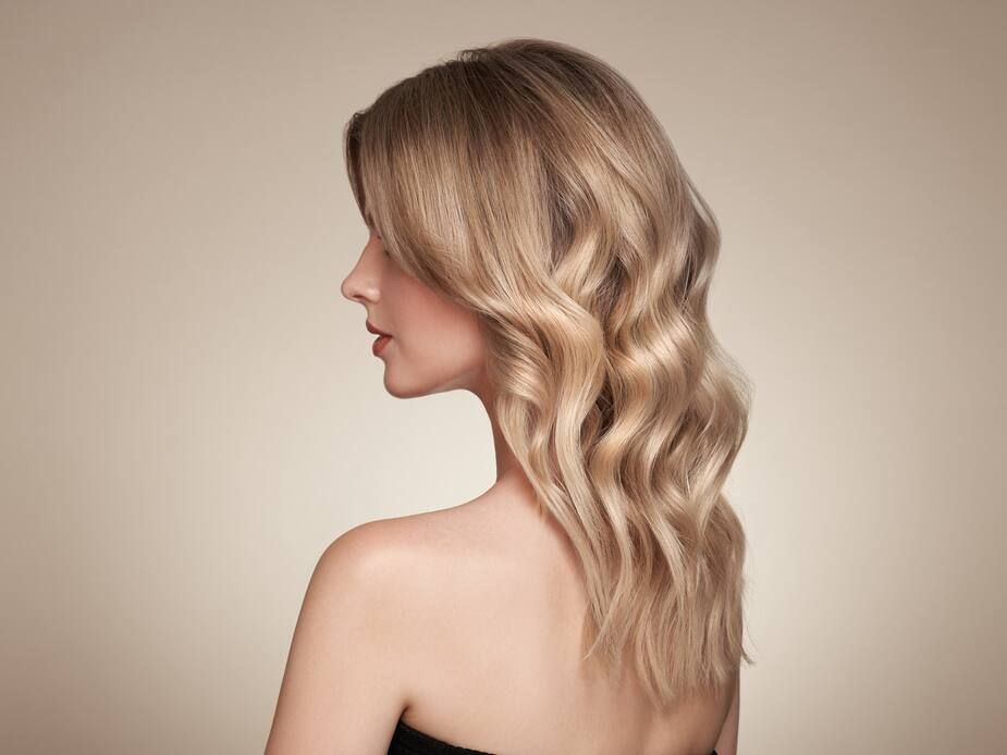 Dimensional Curls with Warm Highlights Dimensional Curls with Warm Highlights β Winter Highlights